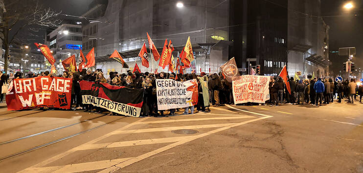 Die Demonstranten gegen das WEF haben sich in Zürich formiert (Bild: TELE TOP/Matthias Ganz)