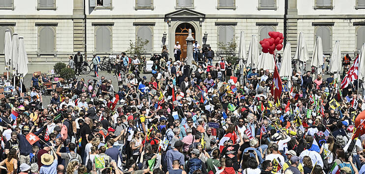 Tausende versammelten sich am Samstag in Rapperswil-Jona – ohne Maske und Abstand. (Bild: KEYSTONE/GIAN EHRENZELLER)