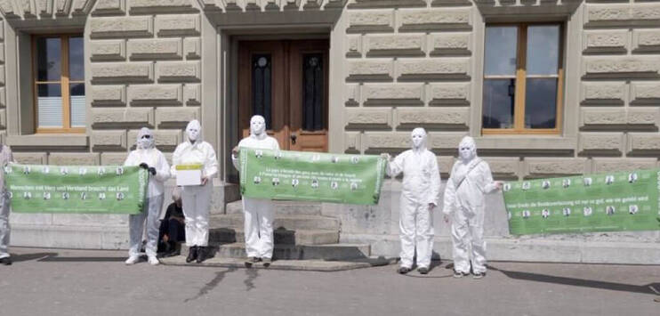 Mitglieder der Bewegung «Frühling2020» vor dem Bundeshaus in Bern. Sie übergaben dort eine Petition mit über 55'000 Unterschriften ans Eidgenössische Parlament. (Bild: zVg/Frühling2020)