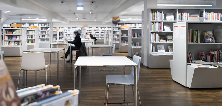 Sans-Papiers haben in der Stadt Zürich keinen Zugang zu Bibliotheken, weil dafür eine Adresse und ein Ausweis nötig sind. (Symbolbild: KEYSTONE/GAETAN BALLY)