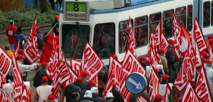 Das Tram muss auch in Zukunft warten: Demonstrationen dürfen den ÖV in der Stadt Zürich weiterhin stören. (Archivbild: KEYSTONE/URS FLUEELER)