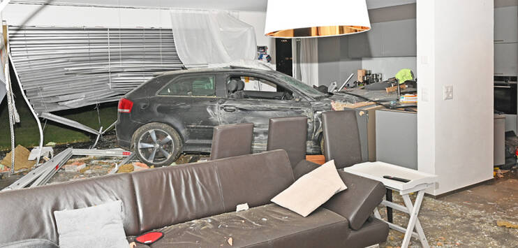 Der Autofahrer und die Personen im Wohnzimmer wurden bei dem Unfall nur leicht verletzt. (Bild: Schaffhauser Polizei)
