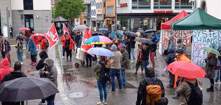 Eine Minute vor 12 Uhr beim Waaghaus: Rund 100 Personen demonstrierten am Freitag in St.Gallen für den Klimaschutz. (Bild: KEYSTONE/Michael Nyffenegger)