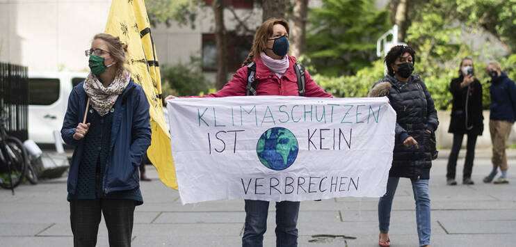 Vor dem Gericht protestierten am Morgen einige Klimaaktivisten. (Bild: KEYSTONE/Ennio Leanza)
