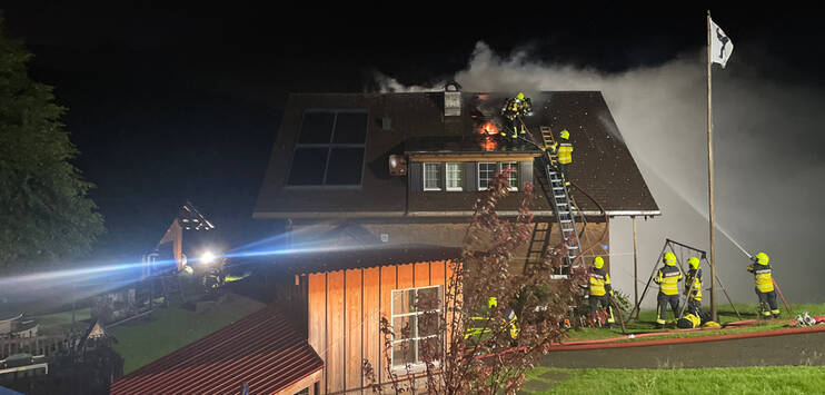 Es war wohl ein Blitz, der den Dachstock eines Hauses in Weissbad AI in Brand gesetzt hat. (Bild: Kantonspolizei Appenzell Innerrhoden)