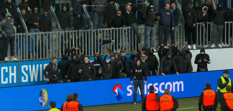 Die Staatsanwaltschaft Luzern hat eine Untersuchung gegen die GC-Fans eingeleitet, welche am Sonntag einen Spielabbruch provoziert haben. (Screenshot: Teleclub)