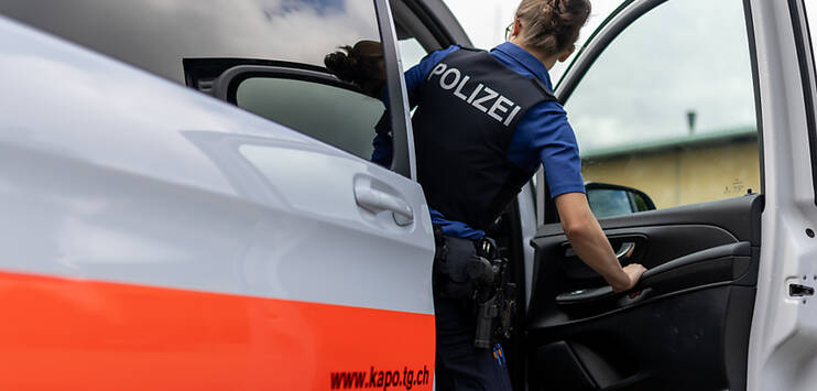Ein 20-jähriger Mann flüchtete am Mittwochmorgen mit einem gestohlenen Fahrzeug. Die Kantonspolizei Thurgau konnte den Mann in Ifwil stoppen. (Symbolbild: KEYSTONE/CHRISTIAN MERZ)
