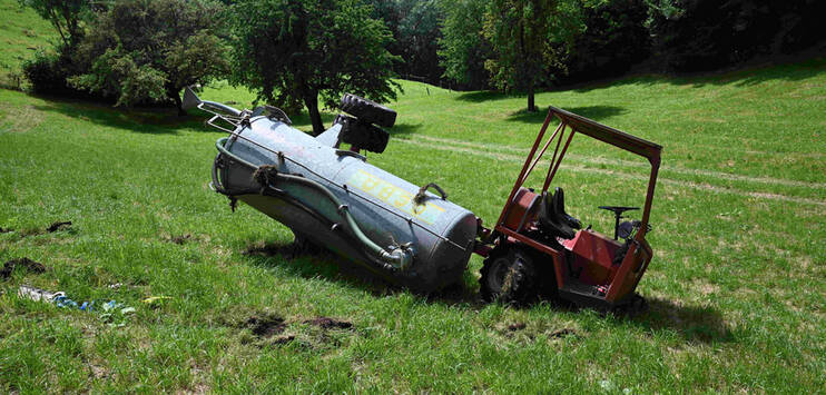 Das landwirtschaftlichen Fahrzeug überschlug sich. Dabei wurde der 28-jährige Lenker schwer verletzt. (Bild: Kantonspolizei St.Gallen)