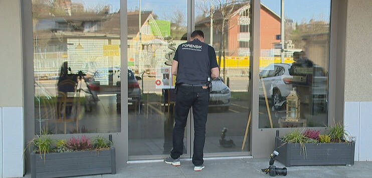 Die Kantonspolizei Zürich hat die Schlösser des Cafés ausgetauscht. (Bild: BRK News)