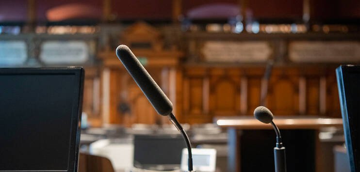 Im Schaffhauser Kantonsratssaal hat am Montag die Debatte über das Budget 2024 begonnen. (Symbolbild: KEYSTONE/CHRISTIAN BEUTLER)