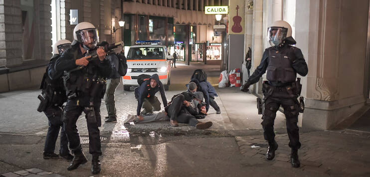 Polizisten nehmen einen Jugendlichen fest. (Bild: KEYSTONE/Michel Canonica)