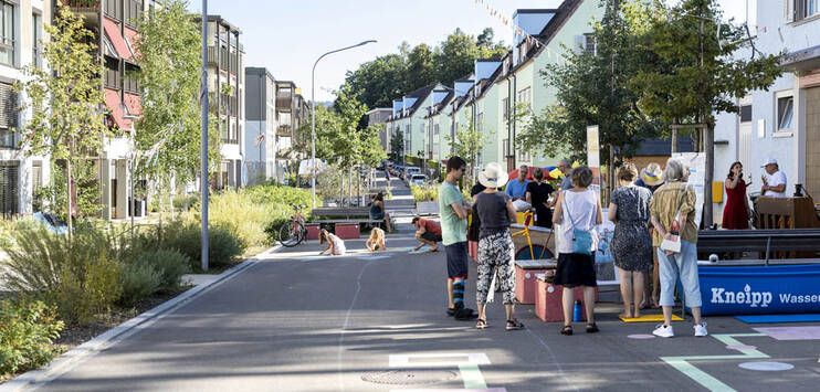 Mit einem kleinen Fest haben die Anwohnenden der Entlisbergstrasse das Projekt gestartet. (Bild: Gabi Vogt/Stadt Zürich)