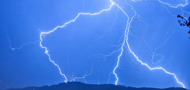 Am Mittwochabend registrierten die Wetterdienste 33'000 Blitze. (Bild: KEYSTONE/ALESSANDRO DELLA BELLA)
