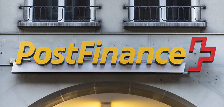 Das Logo der Postfinance an einem Gebäude in Bern. (Archivbild: KEYSTONE/CHRISTIAN BEUTLER)
