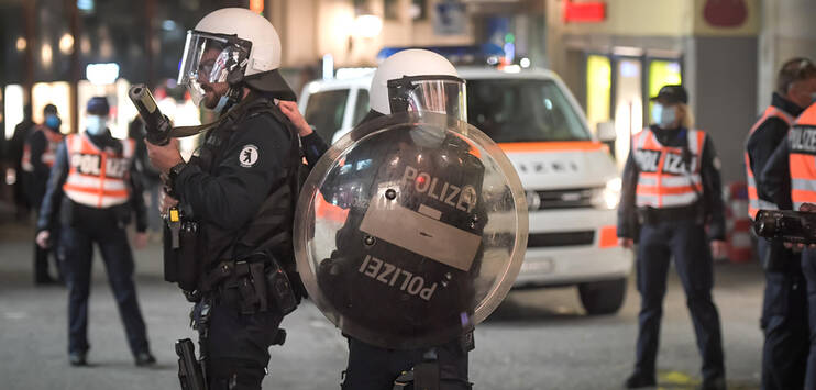 Polizisten beobachten die Situation beim Roten Platz. (Bild: KEYSTONE/Michel Canonica)
