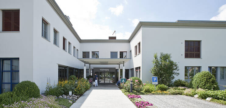 Nach der Schliessung des Spitals in Flawil wurde nun das Gebäude an die Solviva AG verkauft. Geplant ist ein Neubau. (Archivbild: KEYSTONE/GAETAN BALLY)