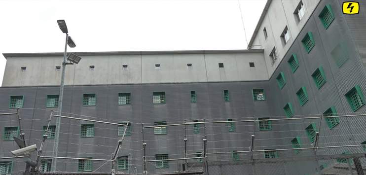 Der Spazierhof des Gefängnisses ist nach dem Ausbruch inzwischen wieder offen. (Bild: Screenshot TELE TOP)